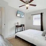 Modern Bayshore Home 44