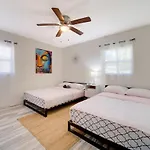 Modern Bayshore Home 44