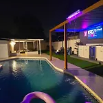 Sleeps 17! Beach & Heated Pool, 10 Minutes To All Tampa Attraction!