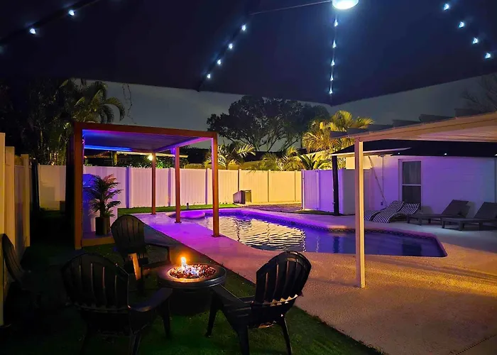 Sleeps 17! Beach & Heated Pool, 10 Minutes To All Tampa Attraction!