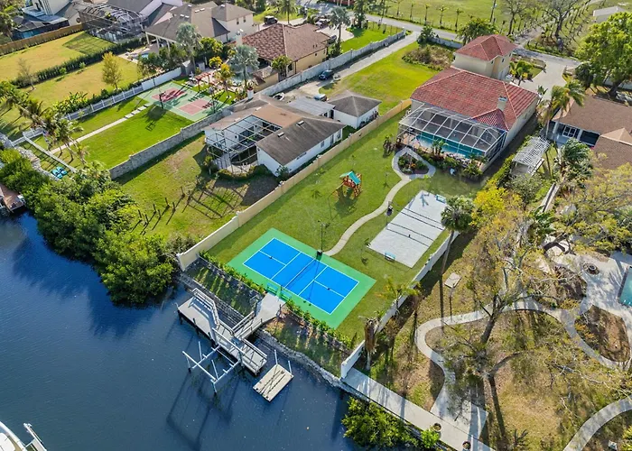 6Br Family Escape-Pool Sports Courts Game Room