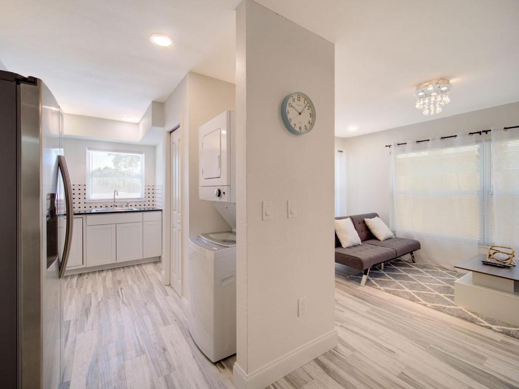 Modern Bayshore 44 Apartment