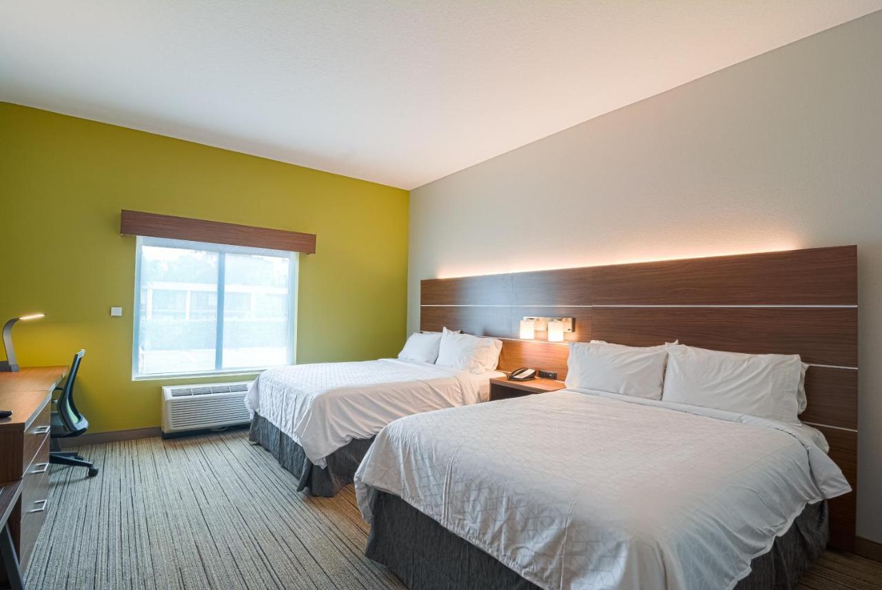 Hotel Express & Tampa-usf-busch Gardens By Ihg 2*