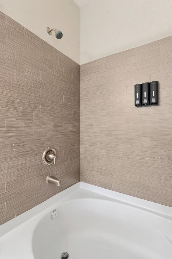 Tropical 3br Suite-2 Style Pools-5 Mil To Bay-gym-close To Apartment