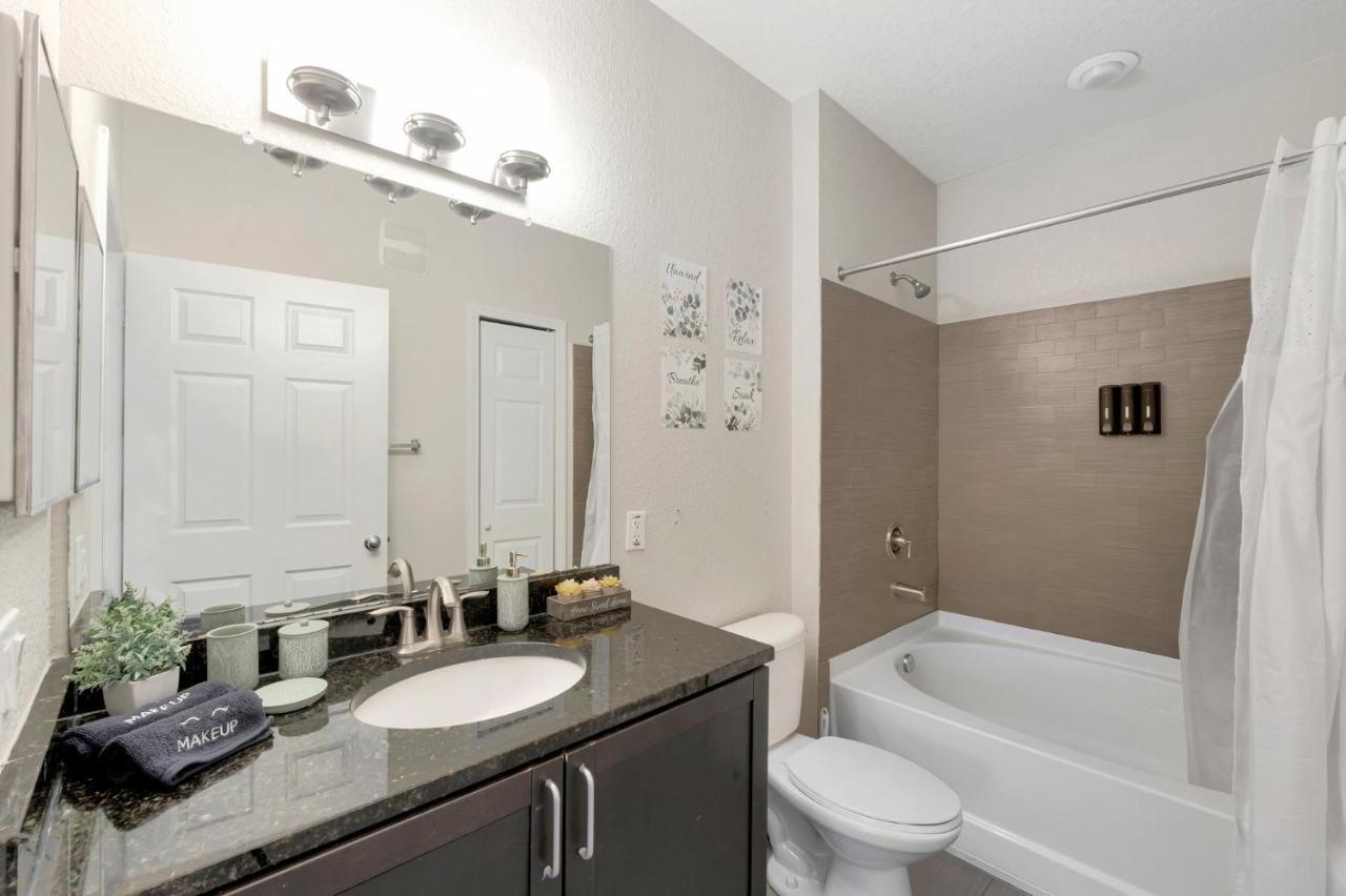 Tropical 3br Suite-2 Style Pools-5 Mil To Bay-gym-close To Tampa
