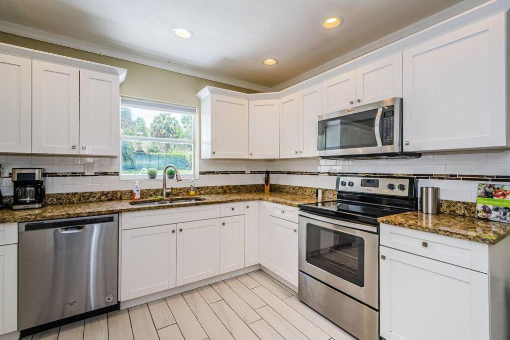 Beautiful Pool House In Old Seminole Heights! Holiday home