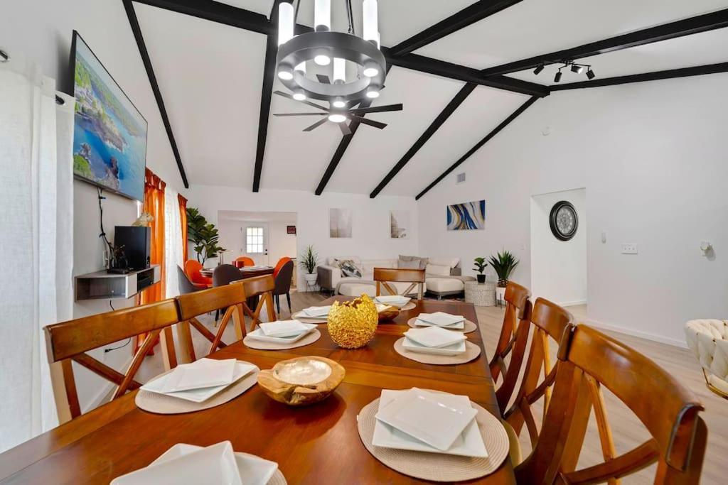 Sleeps 17! & Heated Pool, 10 Minutes To Attraction! Tampa