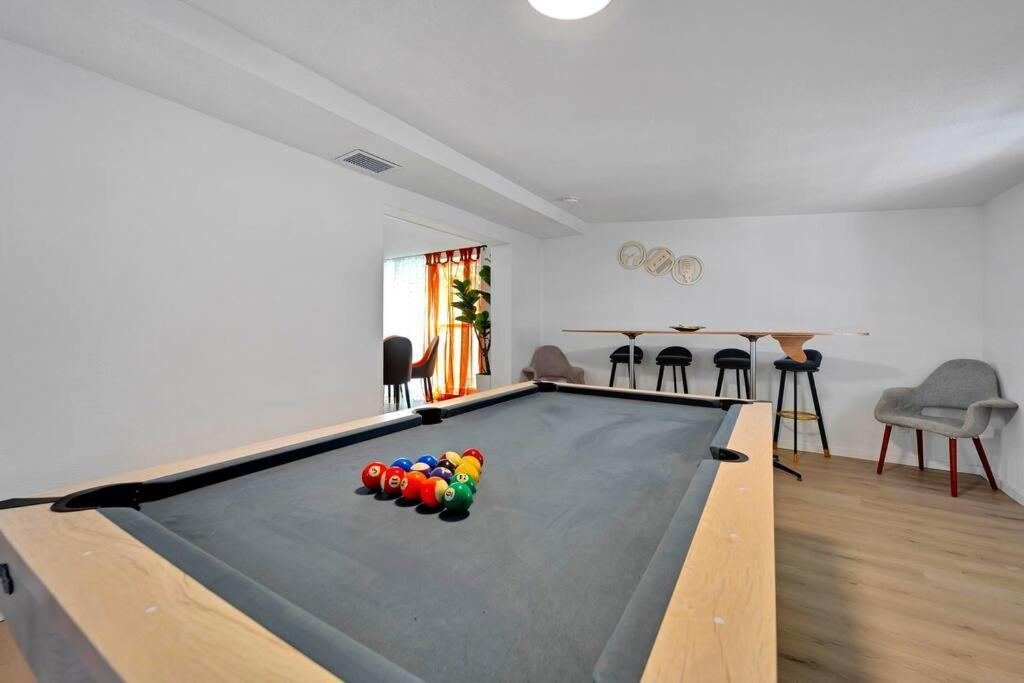 Sleeps 17! & Heated Pool, 10 Minutes To Attraction! Holiday home Tampa
