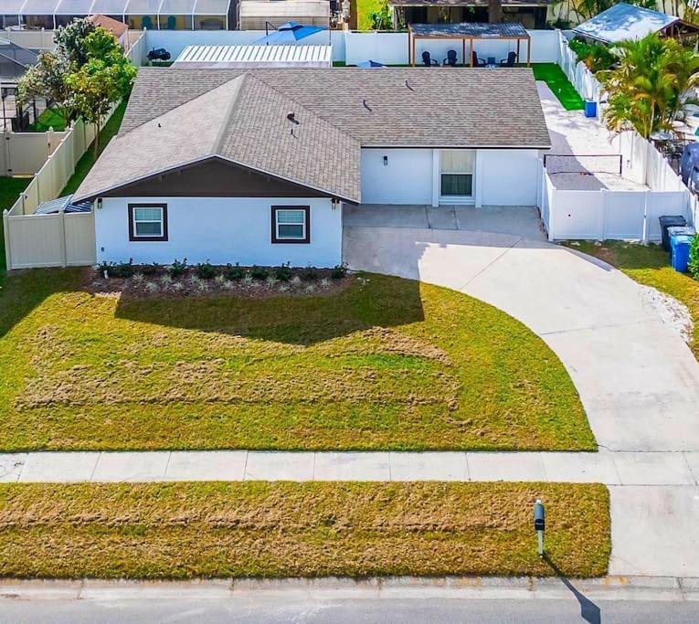 Sleeps 17! & Heated Pool, 10 Minutes To Attraction! * Tampa