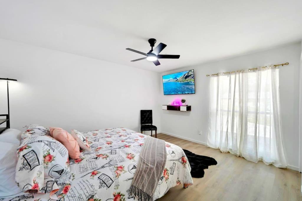 Sleeps 17! & Heated Pool, 10 Minutes To Attraction! Holiday home *