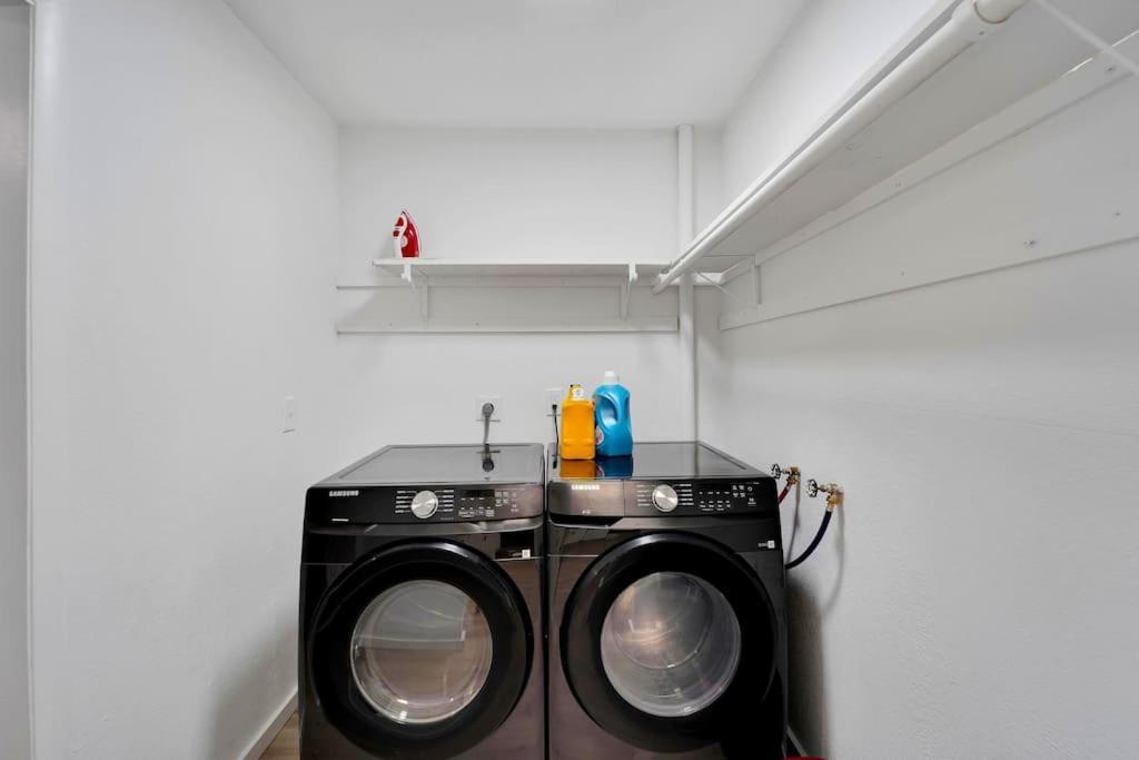 Sleeps 17! & Heated Pool, 10 Minutes To Attraction! *