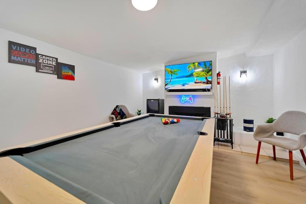 Sleeps 17! & Heated Pool, 10 Minutes To Attraction!