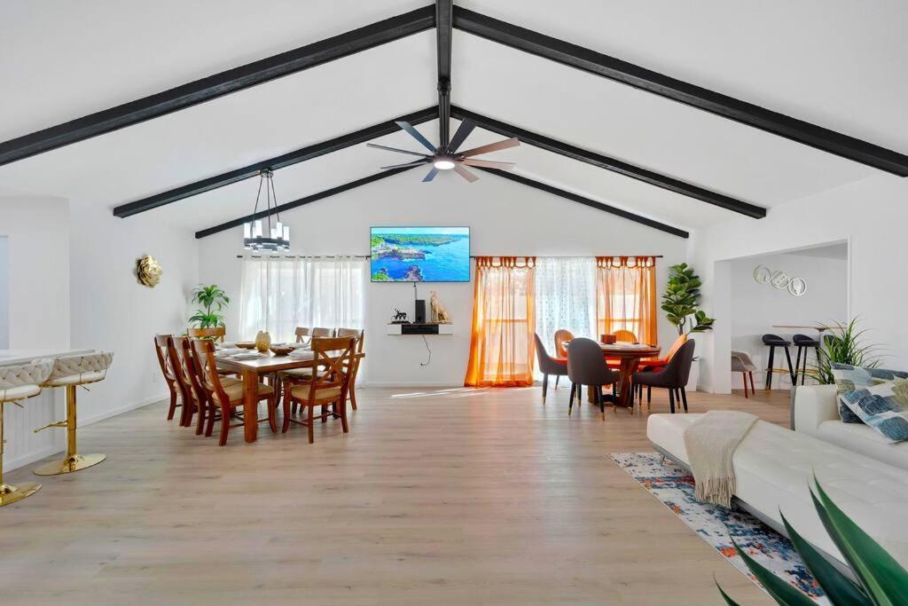 Sleeps 17! & Heated Pool, 10 Minutes To Attraction!