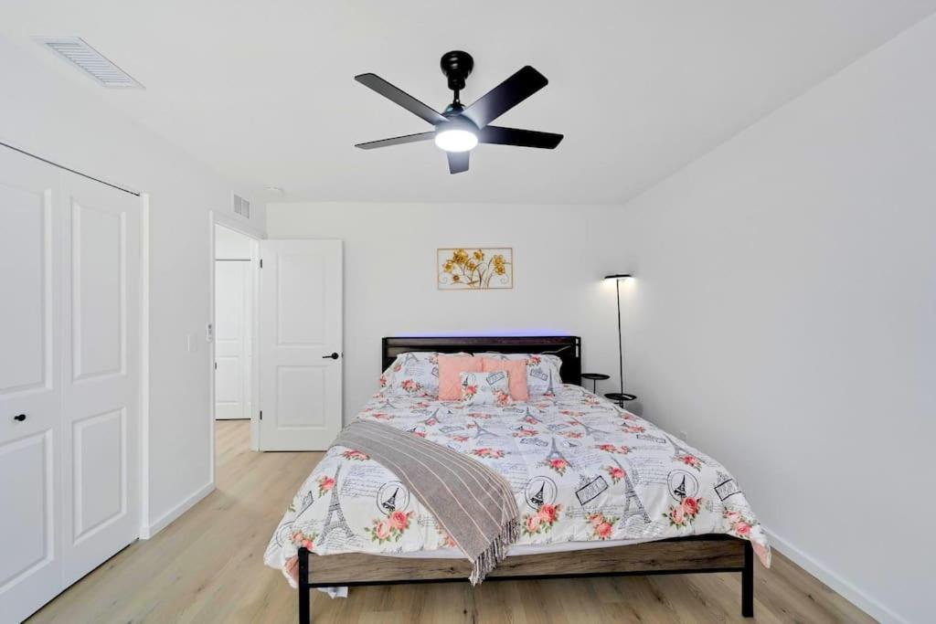 Sleeps 17! & Heated Pool, 10 Minutes To Attraction! Holiday home Tampa