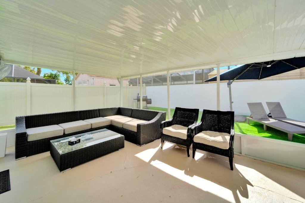 Holiday home Sleeps 17! & Heated Pool, 10 Minutes To Attraction! Tampa