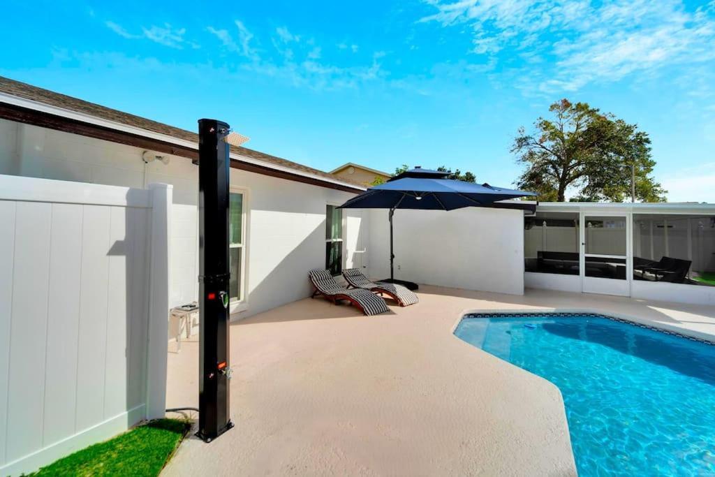 Sleeps 17! & Heated Pool, 10 Minutes To Attraction! Holiday home