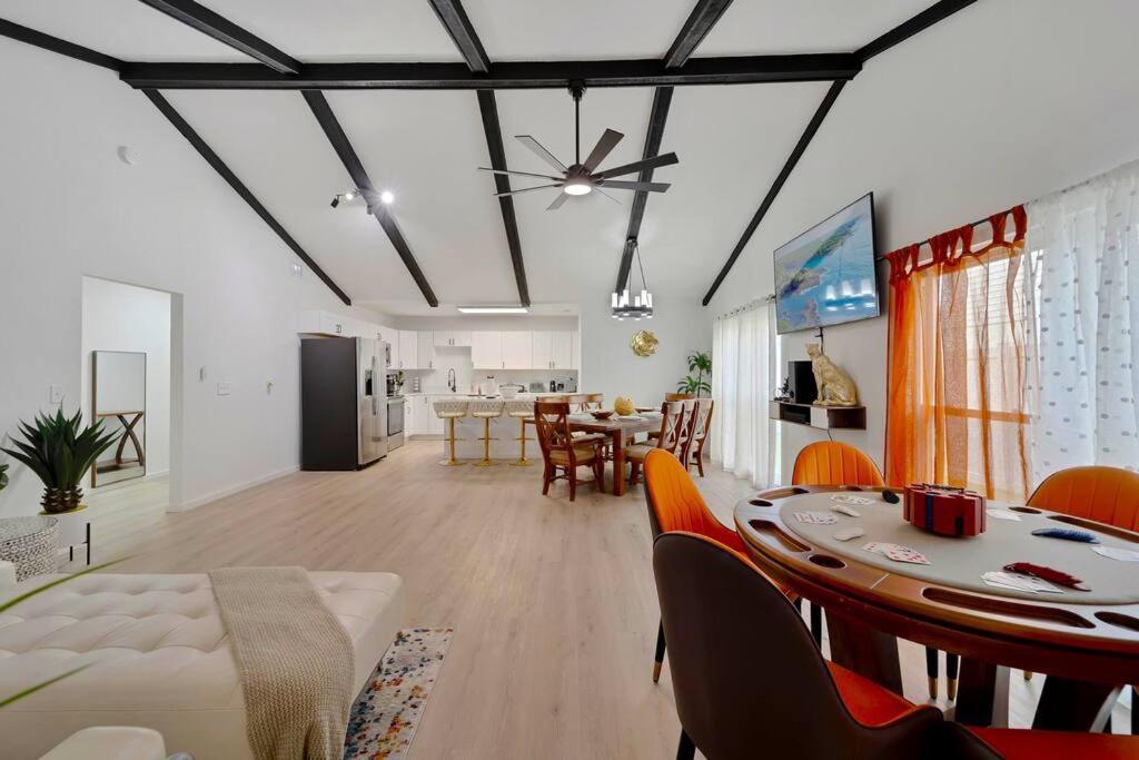 Sleeps 17! & Heated Pool, 10 Minutes To Attraction! *