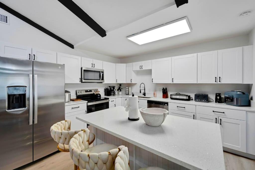 Sleeps 17! & Heated Pool, 10 Minutes To Attraction! Tampa
