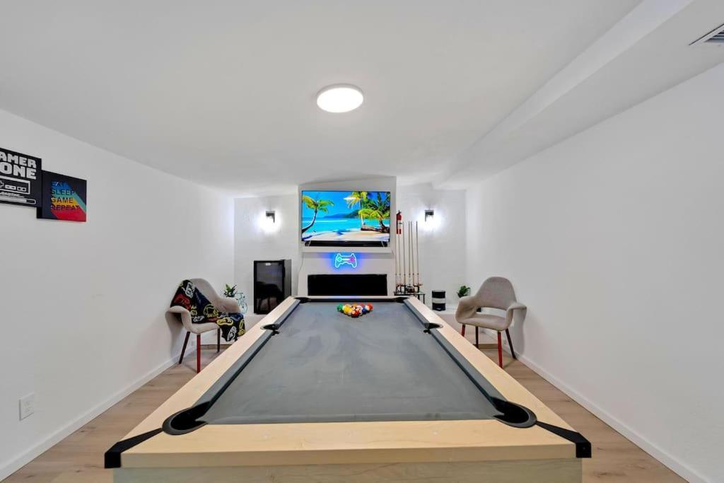 Holiday home Sleeps 17! & Heated Pool, 10 Minutes To Attraction!