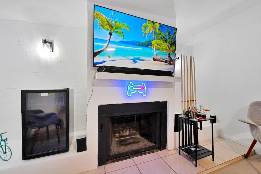 Sleeps 17! & Heated Pool, 10 Minutes To Attraction! Holiday home Tampa