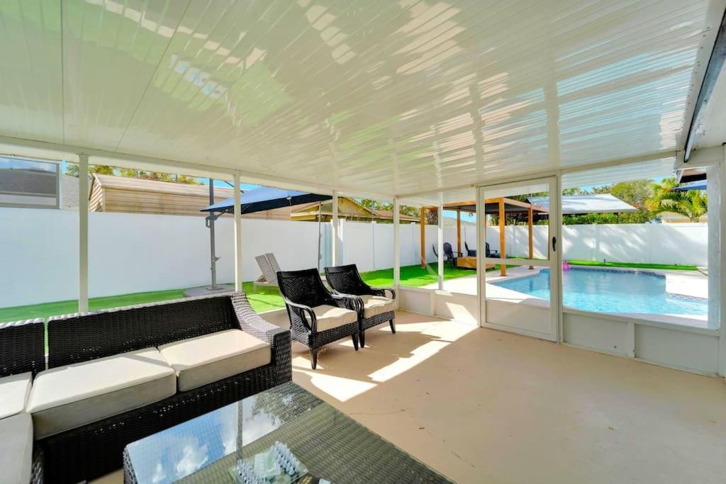 Sleeps 17! & Heated Pool, 10 Minutes To Attraction! * Tampa