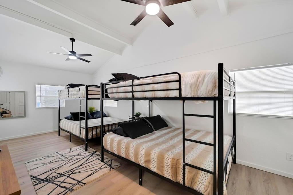 Sleeps 17! & Heated Pool, 10 Minutes To Attraction!