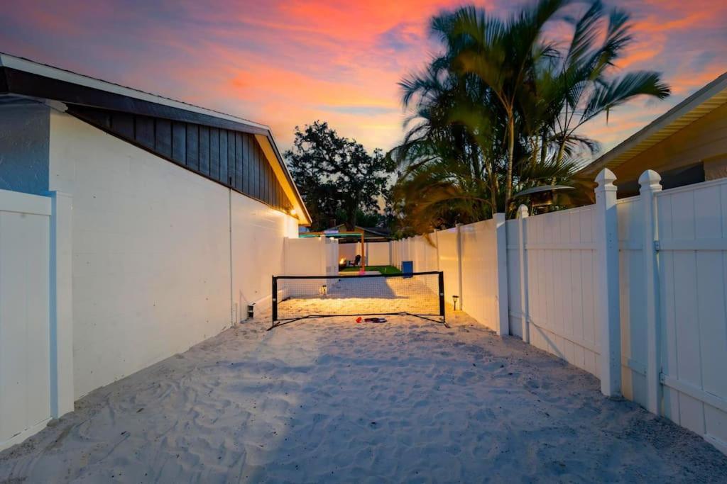 Sleeps 17! & Heated Pool, 10 Minutes To Attraction! Holiday home