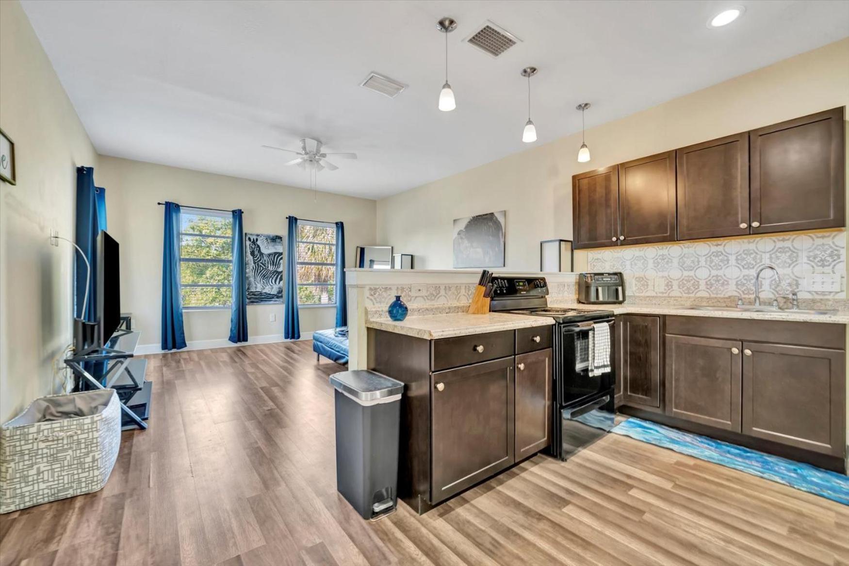 Perfect Location - Free Parking Holiday home