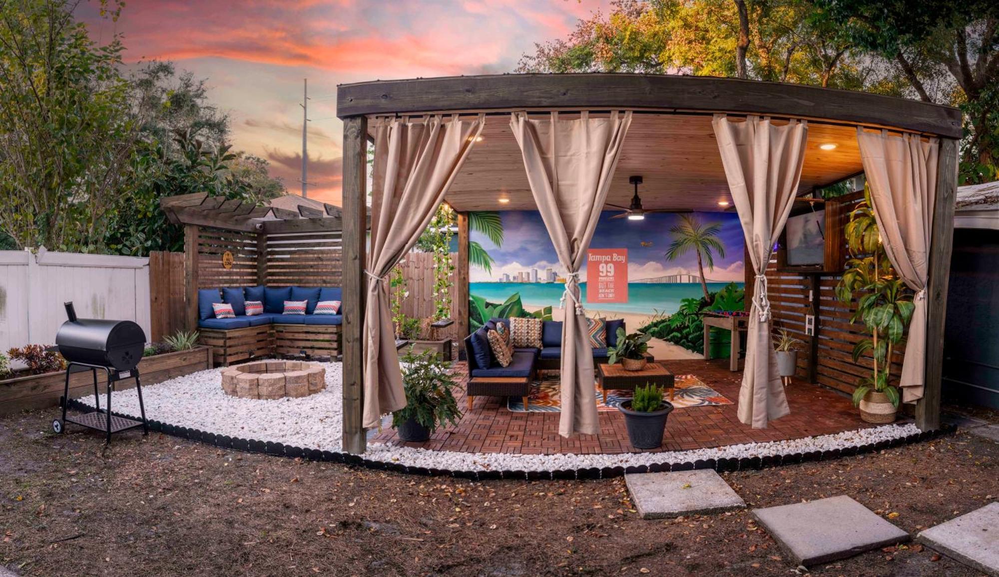 Downtown 4br W Outdoor Living Has Power Holiday home Tampa