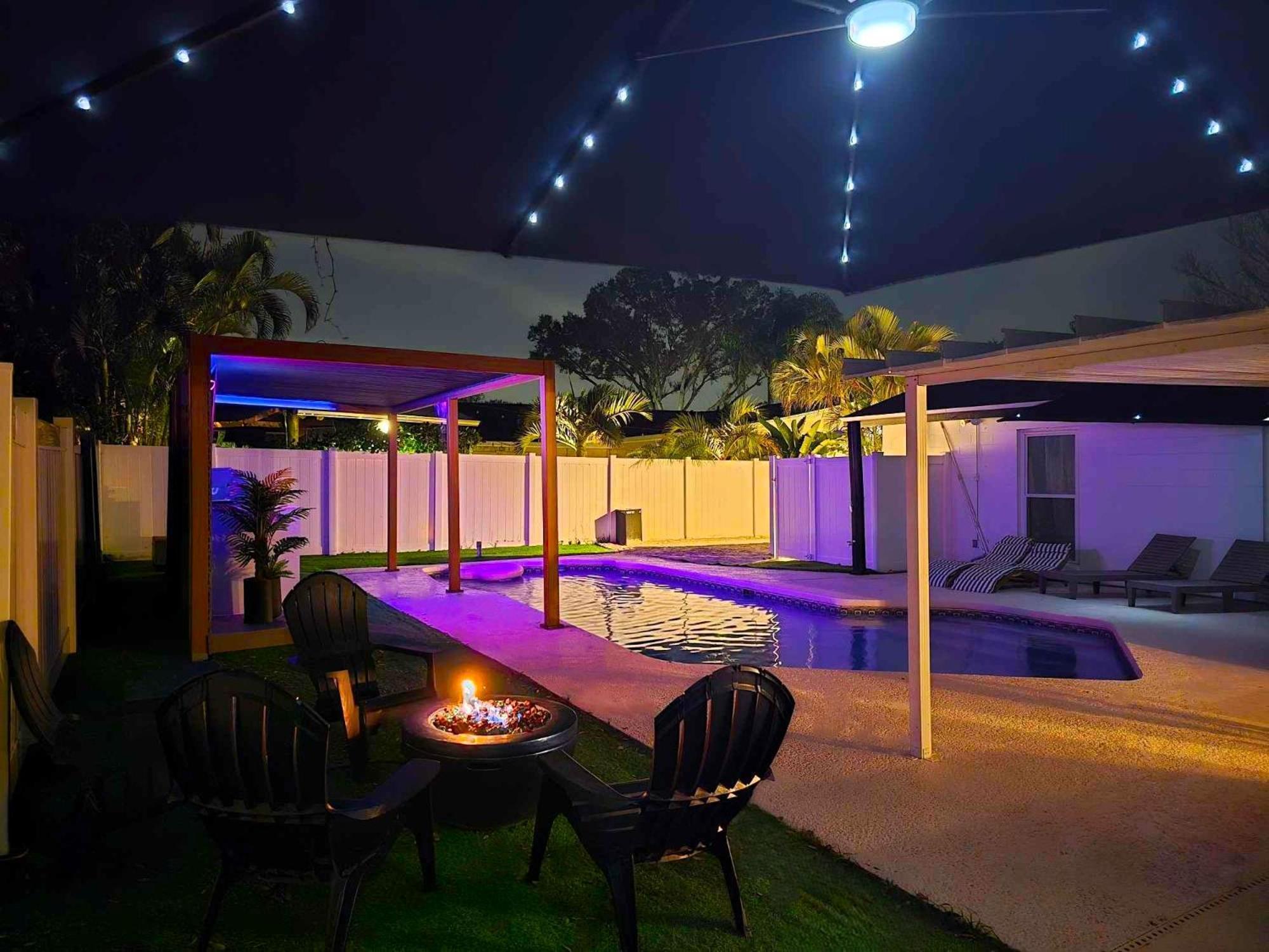 Sleeps 17! & Heated Pool, 10 Minutes To Attraction! Holiday home *