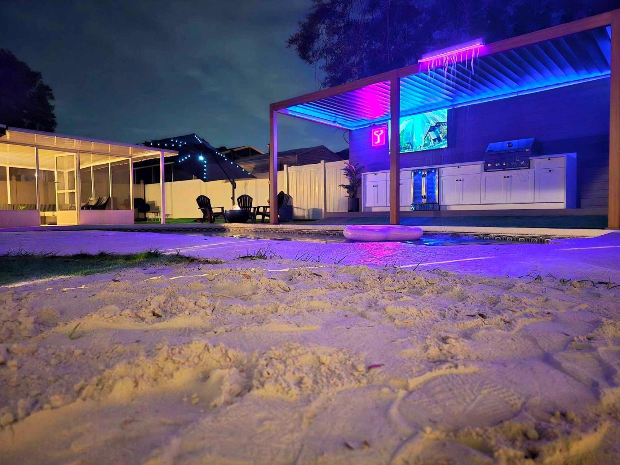 Sleeps 17! & Heated Pool, 10 Minutes To Attraction! Holiday home Tampa