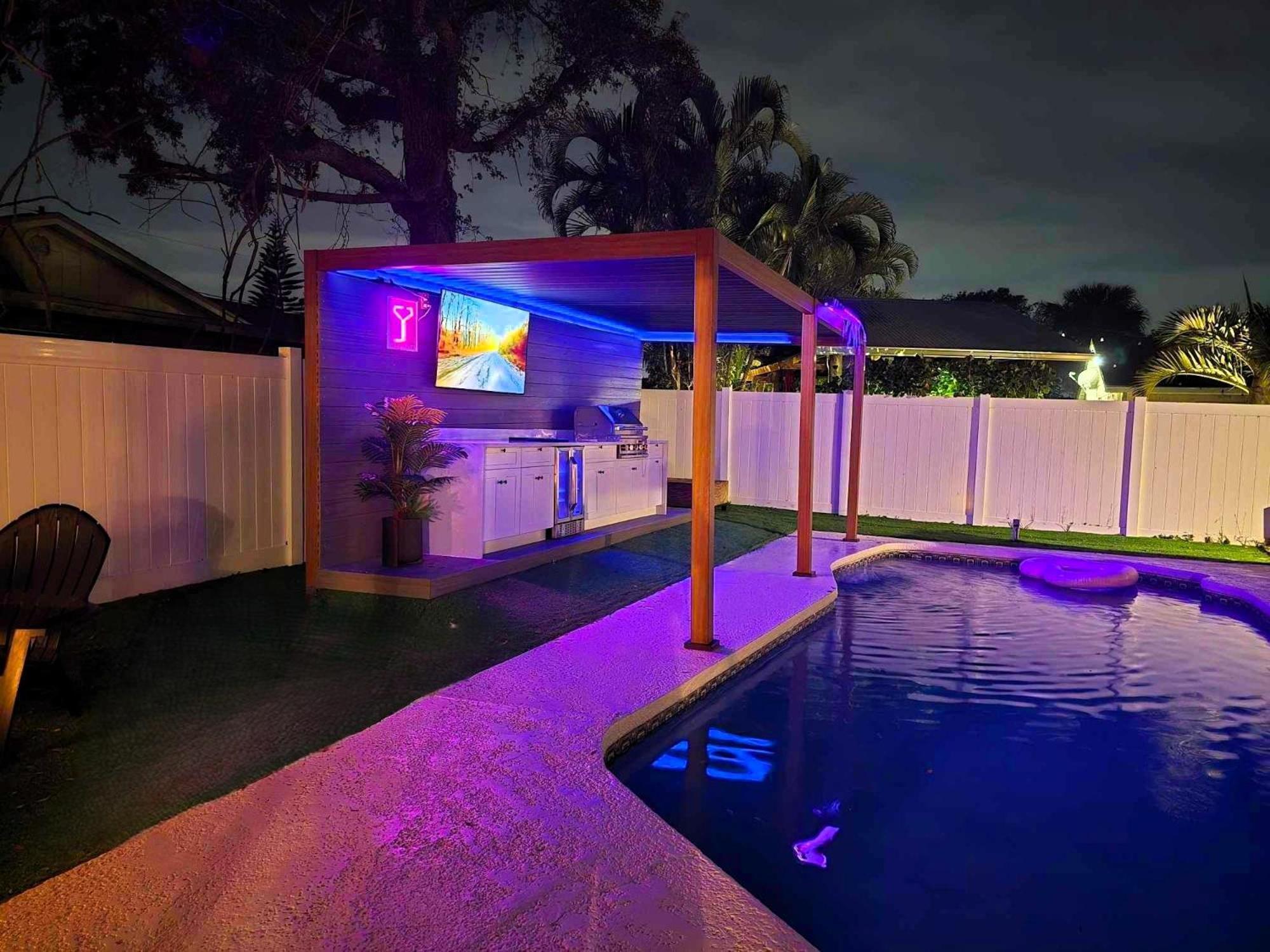 Sleeps 17! & Heated Pool, 10 Minutes To Attraction! Tampa