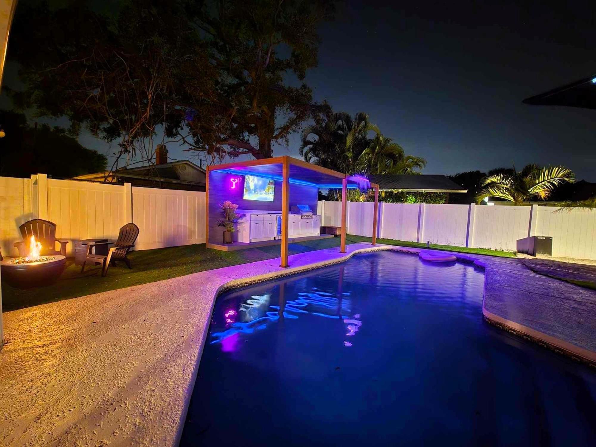 Sleeps 17! & Heated Pool, 10 Minutes To Attraction! * Tampa