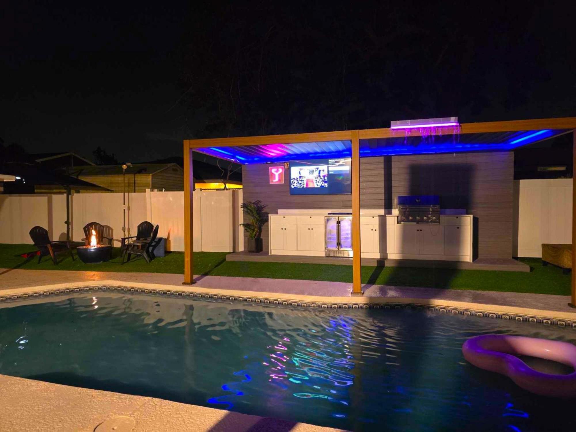 Sleeps 17! & Heated Pool, 10 Minutes To Attraction!