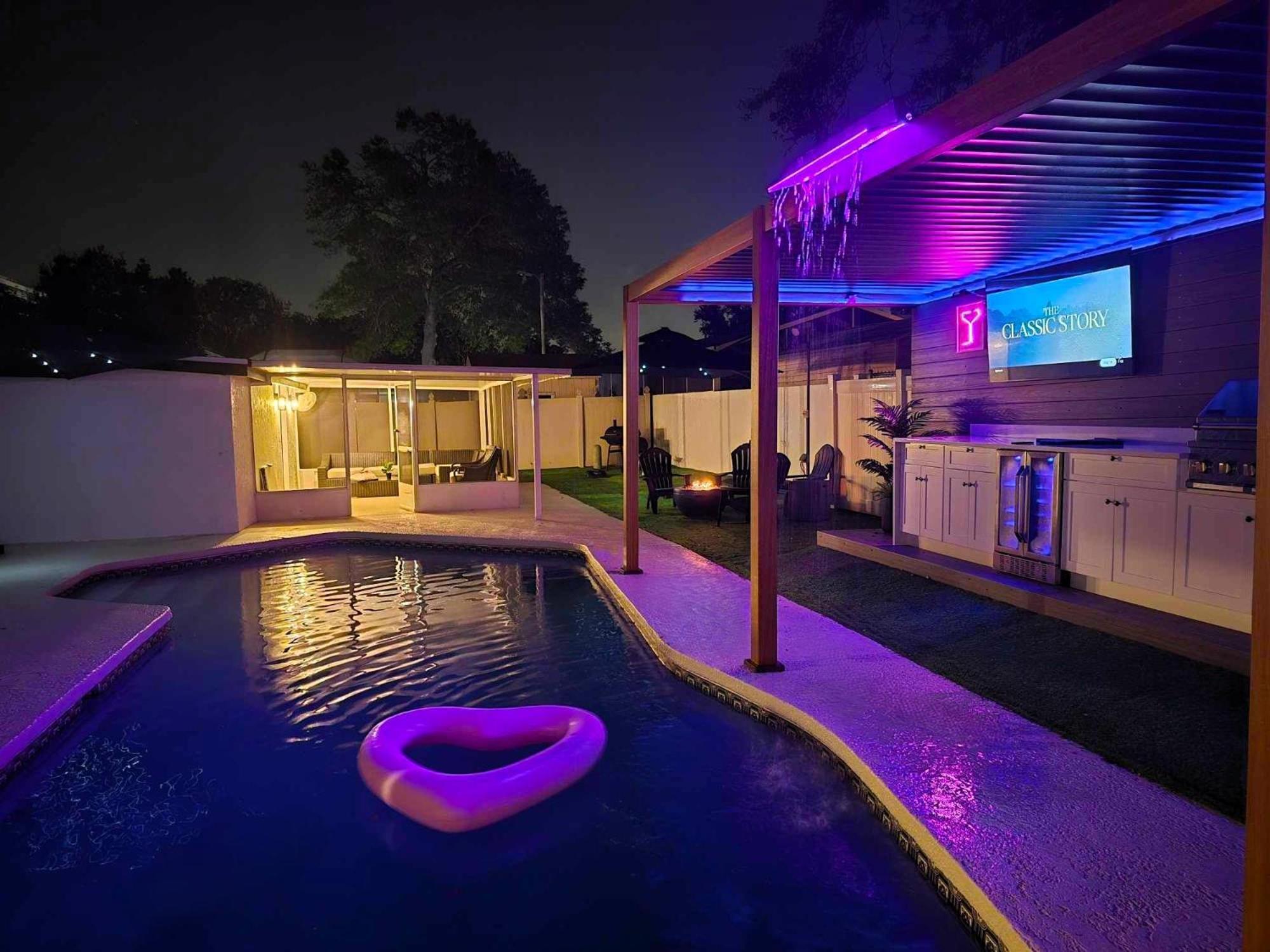 Sleeps 17! & Heated Pool, 10 Minutes To Attraction! Holiday home Tampa