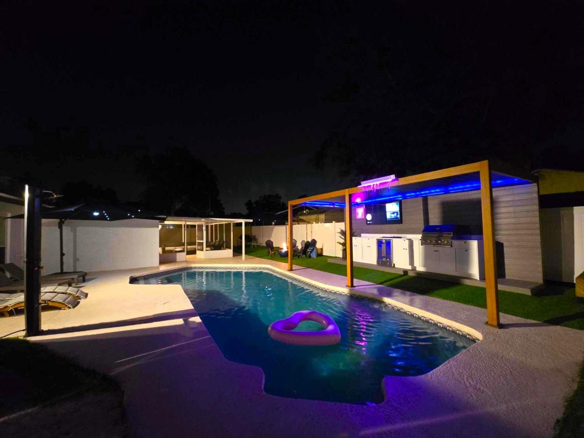 Sleeps 17! & Heated Pool, 10 Minutes To Attraction! Holiday home *