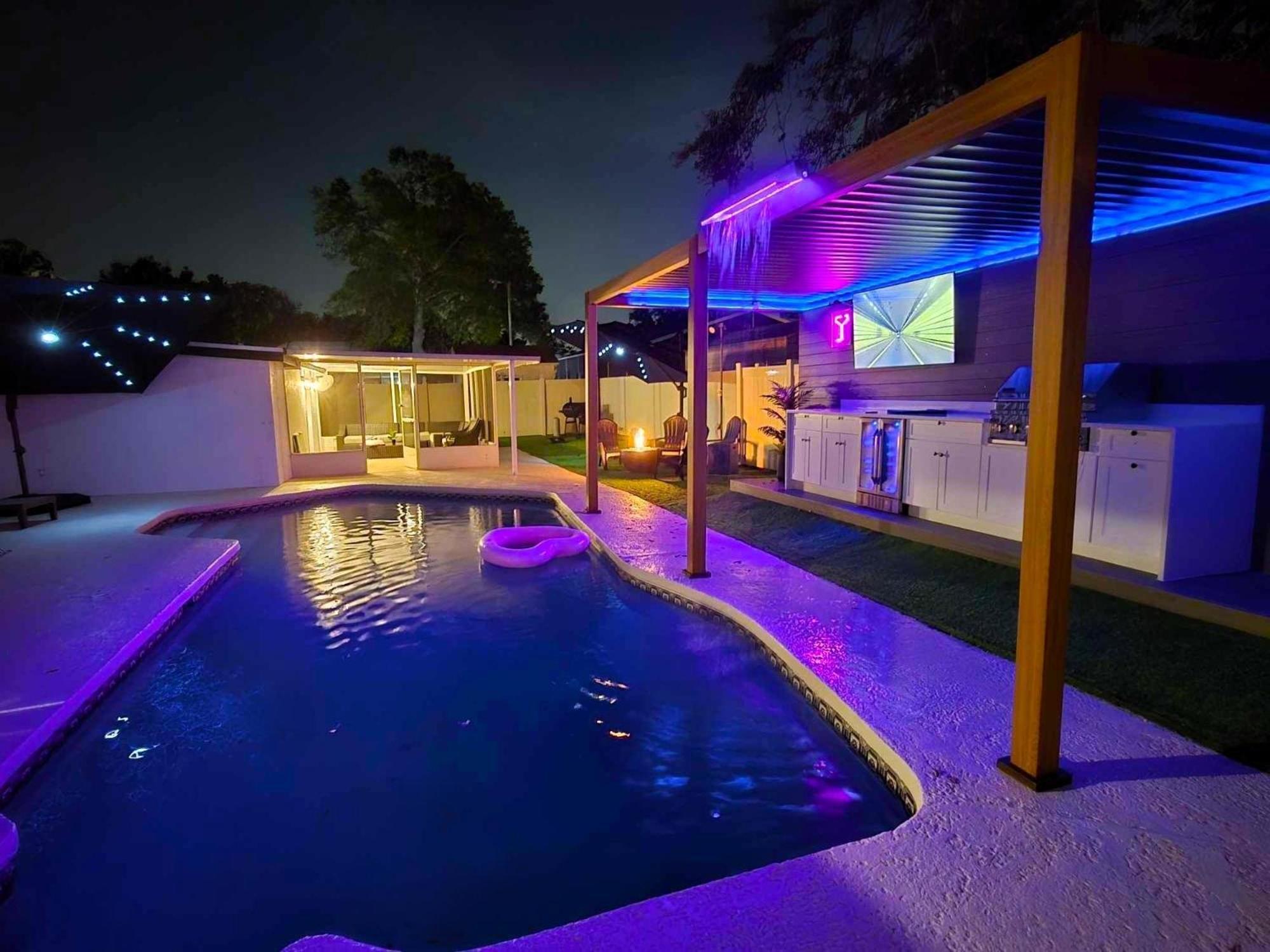 Sleeps 17! & Heated Pool, 10 Minutes To Attraction! Tampa