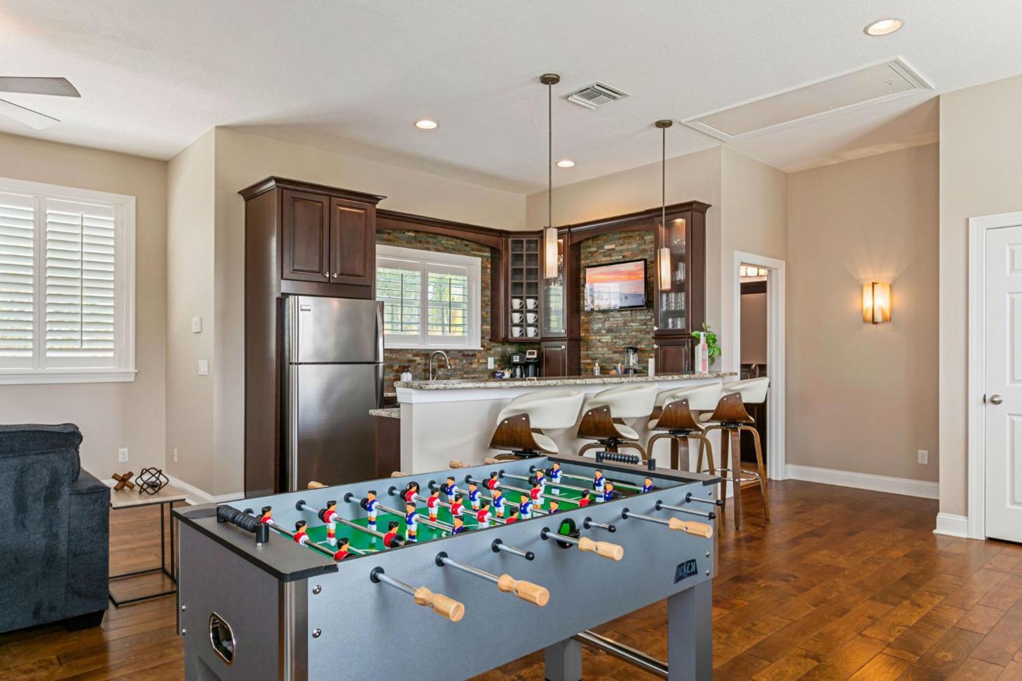 6br Family Escape-pool Sports Courts Game