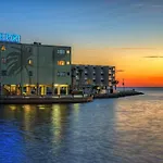 Condo Less Than 5 Min From Airport With Sunset Views