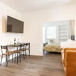 Lovely Historic Apt Near Amelia Arena + Hyde Park