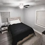 Cozy 3 Bedroom House Near Airport/Raymond Stadium/Downtown.