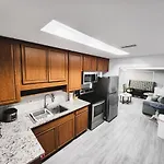 Cozy 3 Bedroom House Near Airport/Raymond Stadium/Downtown.