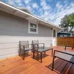 Rustic Bungalow Near Downtown/ Foodie Hotspots