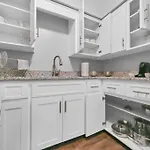 Bright And Designed 1Br With Parking Near Stores