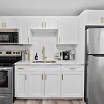 Modern-Retro Themed Home Close To Coffee + Food!
