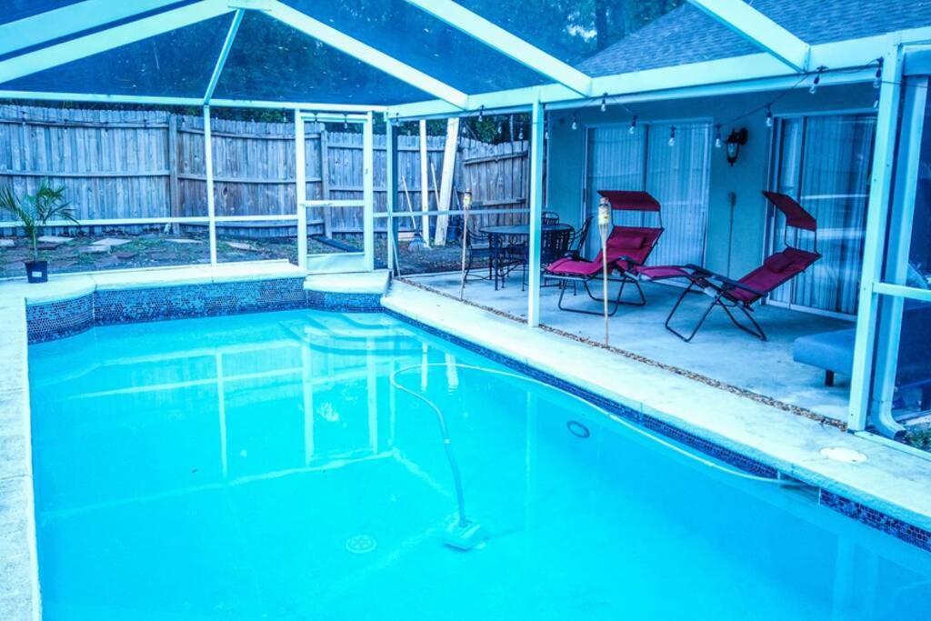Cozy Pool House Close To Attractions In Holiday home
