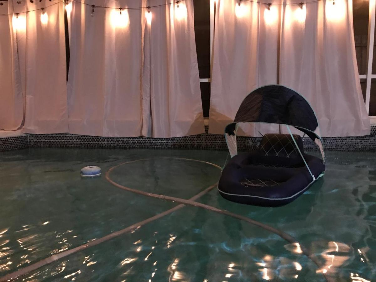 Cozy Pool House Close To Attractions In *