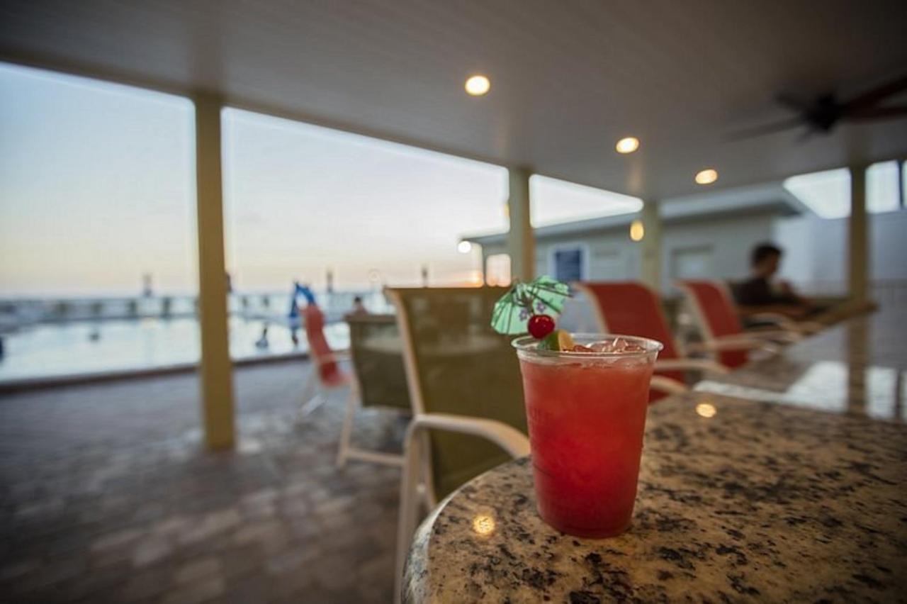 Less Than 5 Min From Airport With Sunset Views *
