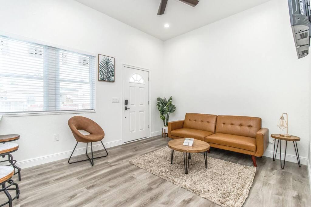 2br Spacious House In Heart Of West