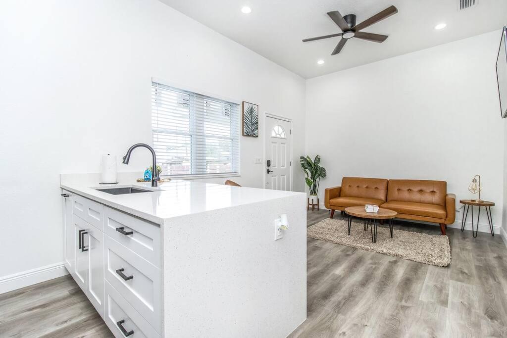 2br Spacious House In Heart Of West Holiday home *